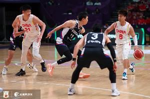 中国男篮队长！赵睿控场依然稳定 全场贡献9分4篮板3助攻