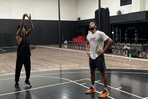 与老队友切磋射术！文森特晒与斯特鲁斯一同训练三分集锦