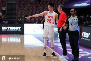 受到犯规困扰！朱俊龙上半场出战4分46秒 5项数据都为0 出现3犯规