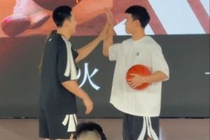 胡明轩VS林葳VS爱德华兹PK中场三分！2分钟后胡明轩率先投进🎯