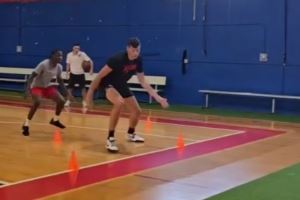 与小个球员一起练脚步 开拓者官博晒克林根休赛期最新动态