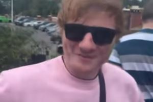 邮报：球迷假扮成歌手黄老板混入老特拉福德看球拍摄，随后被识破