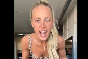 把大伙当家人！索菲-坎宁安带着护具穿着比基尼 术后几周就开跳