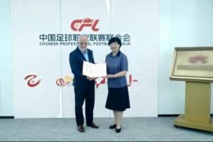 中足联与西甲举行会谈，西甲主席特巴斯获颁中足联战略顾问聘书