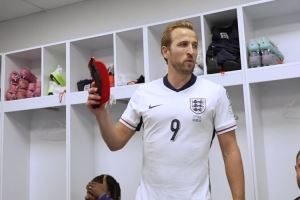 斯宾塞上演英格兰队首秀，凯恩赛后在更衣室向他颁发纪念帽