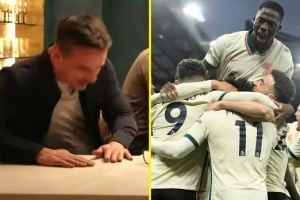 这😂内维尔打赌失败，被迫在曼联0-5利物浦的球票上签名