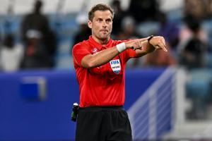 ：澳大利亚裁判亚历山大-金将执法亚泰vs海牛保级大战