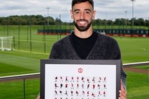 百球里程碑纪念！B费获曼联官方赠送的100球纪念框