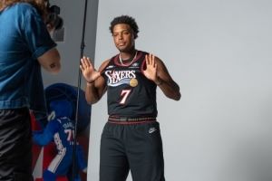 小钢炮！洛瑞晒个人定妆照：生涯第20个赛季 时光飞逝