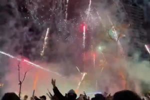 凌晨3点搞事😨太阳报:加拉塔萨雷球迷在利物浦下榻酒店外放烟花