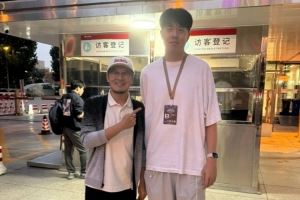 杨毅晒和大郅儿子合照：和他爸声音一模一样 不同点是小伙有微信