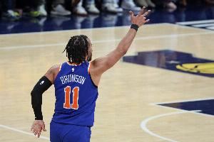 手感确实差！布伦森上半场8中2得到6分4助 三分3中0