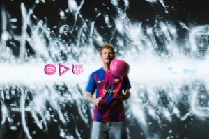 莱万谈黄老板与巴萨联名球衣：他的歌曲早已在我们更衣室的歌单里