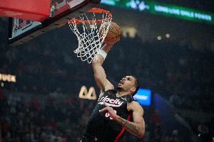 队记：卡马拉因膝盖酸痛缺席训练 明天对阵勇士是否出战未确定