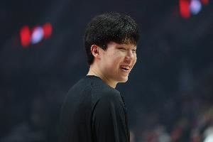 媒体人：开拓者对杨瀚森的调整有成效 希望看到技术上有更多进步