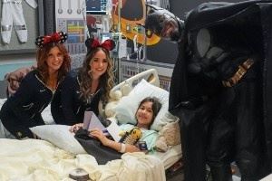 暖心大男孩！内史密斯COS蝙蝠侠 带着拉拉队去医院看望生病小朋友