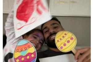 享受温馨家庭时光！萨拉赫社媒晒陪伴女儿玩耍照片