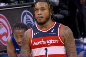 冲击力！惠特摩尔反击一马当先 对抗后拉杆上篮2+1反超比分！