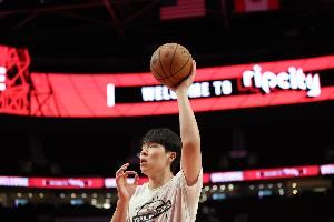 终于打成!杨瀚森拿到前场板 篮下脚步虚晃打板命中!