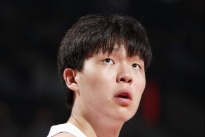 解说:教练组要给机会杨瀚森 证明他这个首轮秀球员是能用的